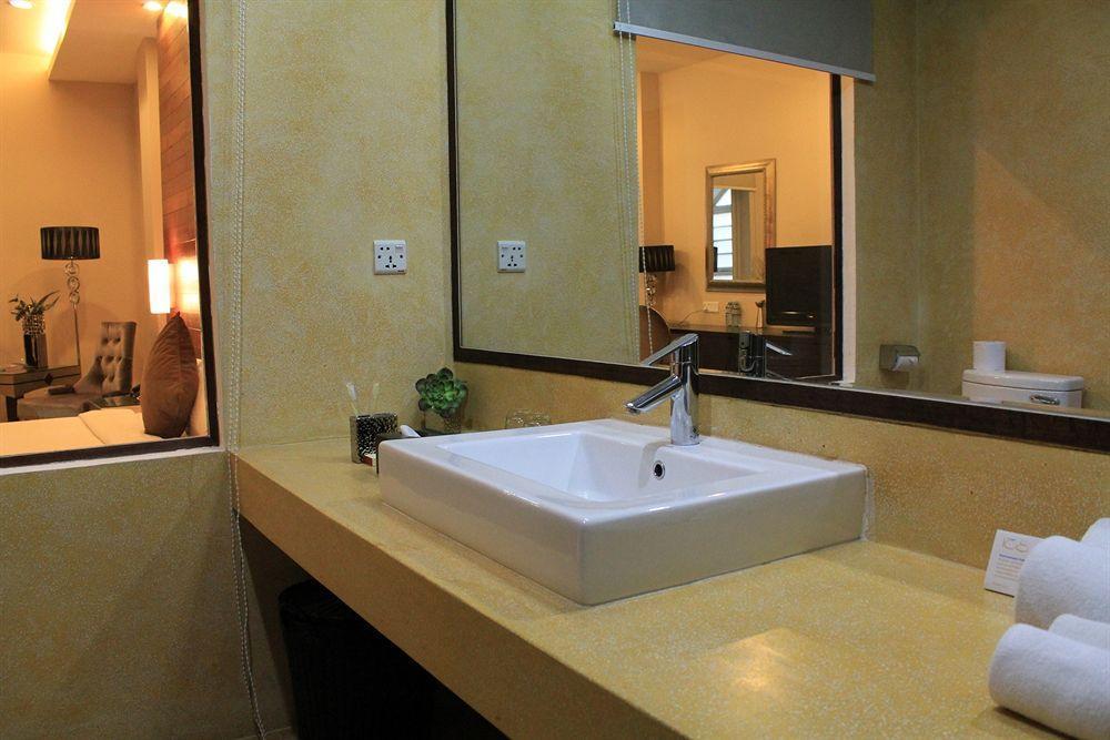 Riverview Cambodia Boutique Hotel Пном Пен Екстериор снимка