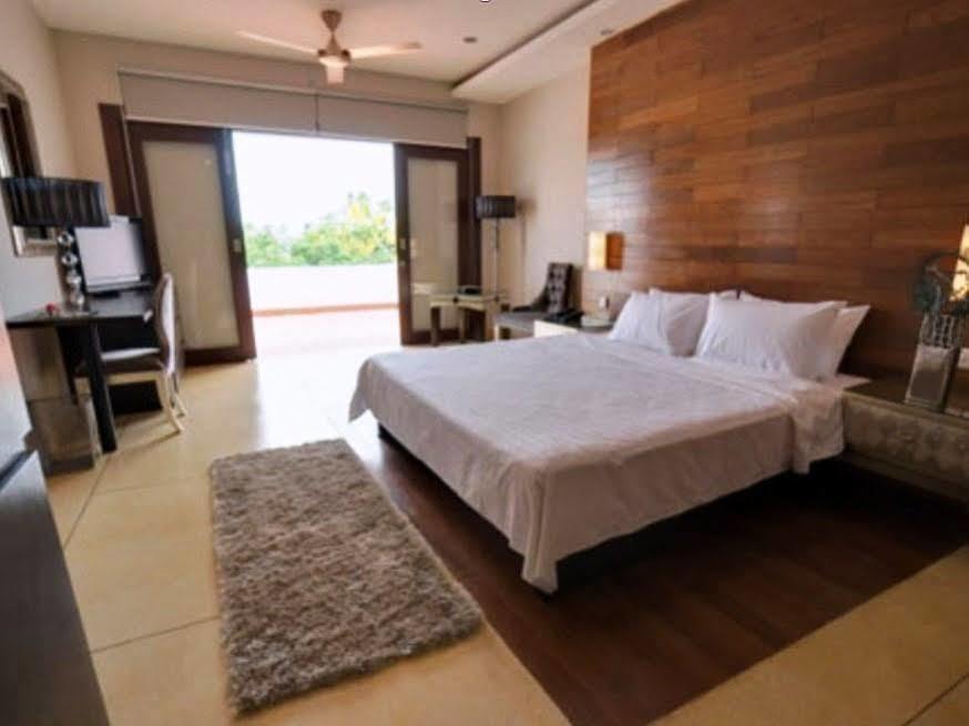 Riverview Cambodia Boutique Hotel Пном Пен Екстериор снимка